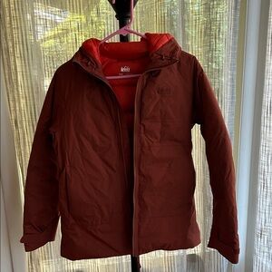 REI Women's Stormhenge 850 hybrid jacket. Iron Oxide outer/Orange inner. NWOT.